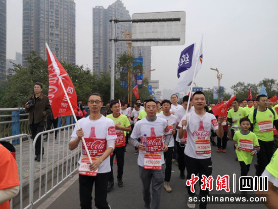 逾万名跑友参加2019乐山国际半程马拉松赛