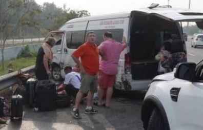 泰国满载法国游客面包车3连撞，8人受伤