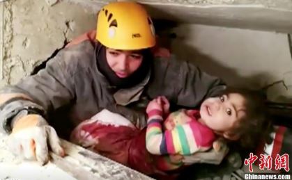 土耳其强震已致31死 救援人员废墟中救出女童