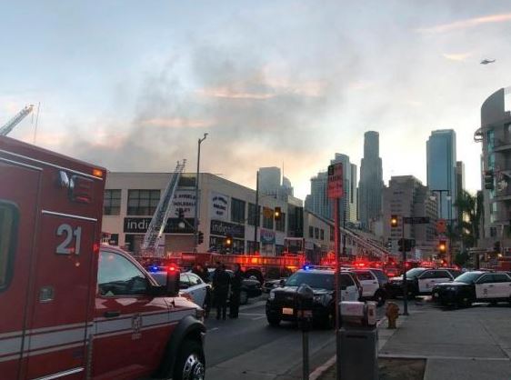 洛杉矶火灾11人伤 现场腾起蘑菇云