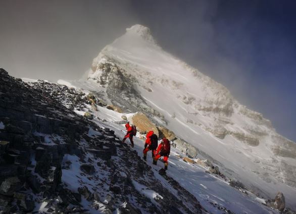 2020珠峰高程测量登山队站上喜马拉雅之巅