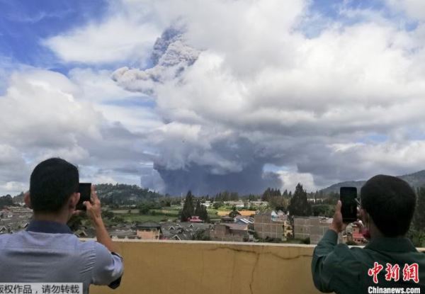 印尼锡纳朋火山喷发浓烟直冲高空