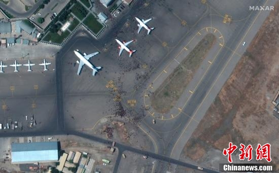 卫星俯瞰喀布尔机场：停机坪人群密集