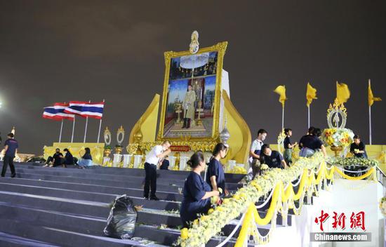 泰国曼谷街头装点灯饰鲜花庆祝国王70岁生日