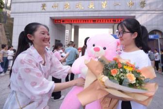 From cakes to stationery, gaokao spurs brisk business