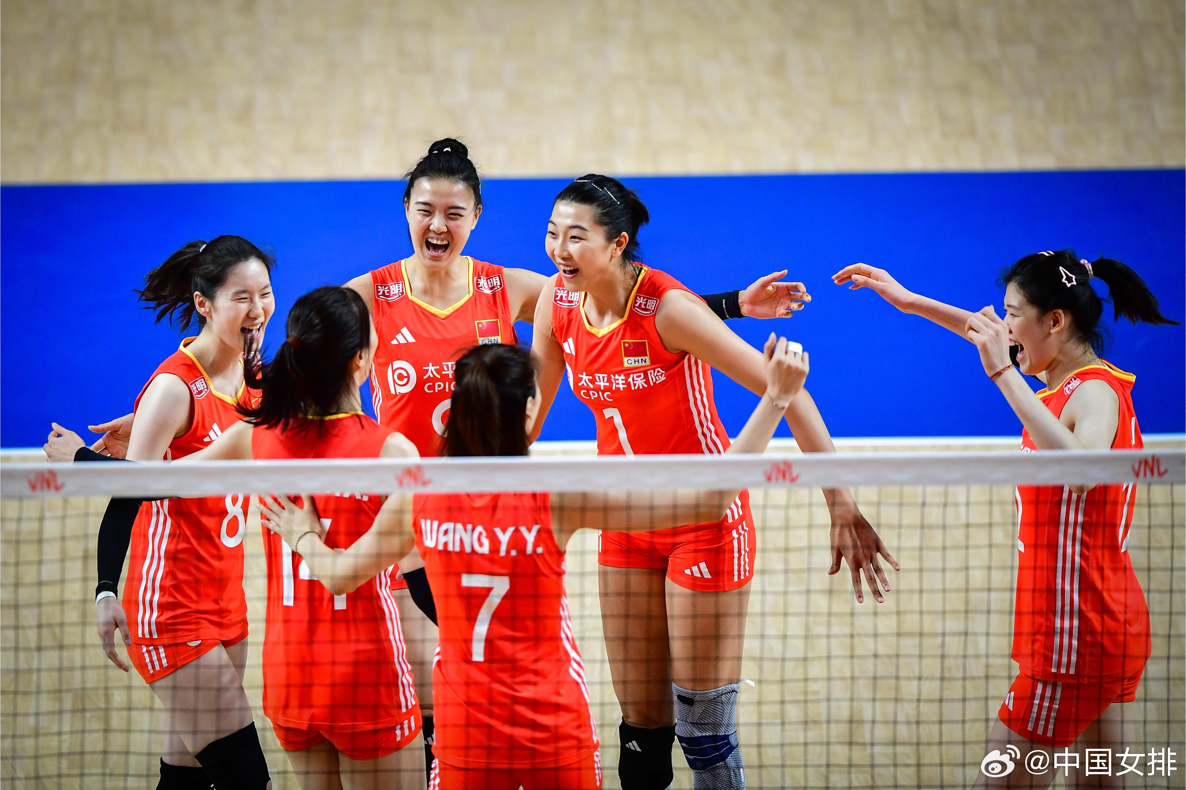 中国女排逆转战胜土耳其队，提前晋级世联赛总决赛