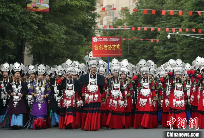 四川昭觉彝族火把节：共赴一场彝族服饰盛宴