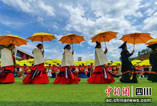 四川普格：火把节亮点多上演千人“朵乐荷”