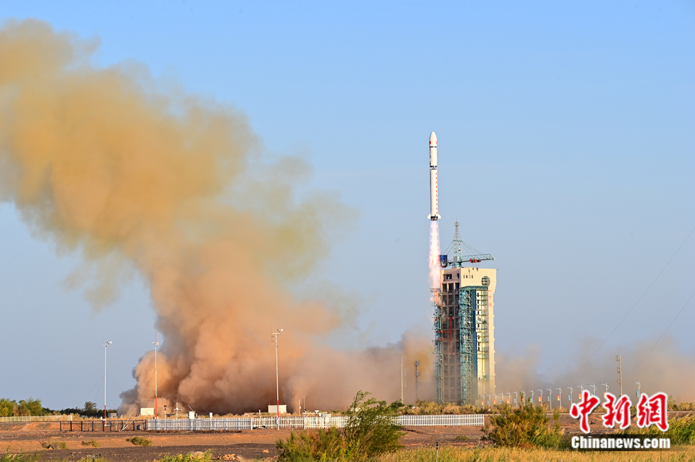 中国成功发射首颗可重复使用返回式技术试验卫星