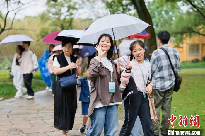 首届“梅雨潭杯”华语青少年生态文学征文比赛落幕