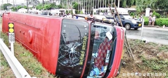泰国一辆满载中国游客大巴侧翻，致13名乘客受伤