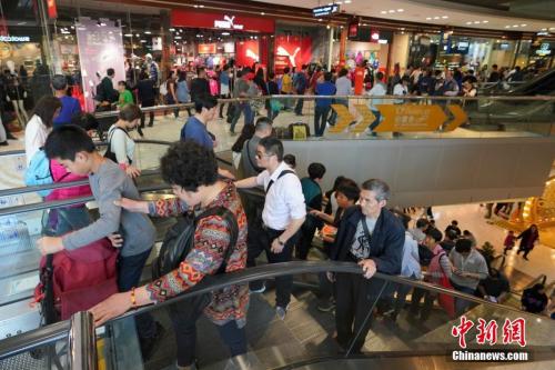 资料图：内地游客前往香港购物。 <a target='_blank'  data-cke-saved-href='http://www.chinanews.com/' href='http://www.chinanews.com/'>中新社</a>记者 张炜 摄