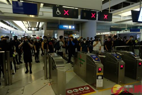 香港激进示威者与警方港铁站对峙
