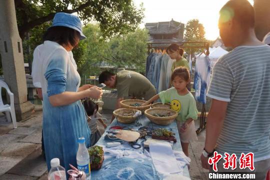 扎染摊位吸引许多游客。　张煜欢 摄