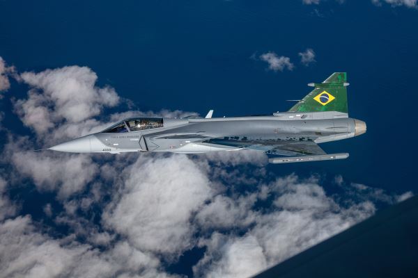 瑞典改进型“鹰狮”战机跨越半个地球交付巴西