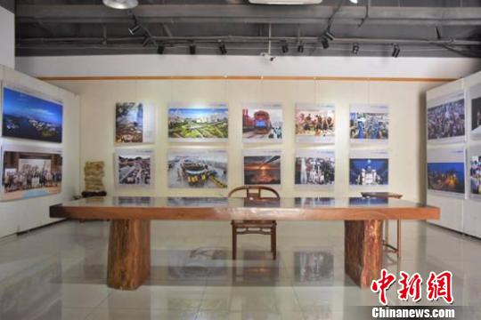 “勠力同心融合发展”——庆祝新中国成立70周年·莞港澳台侨图片展国庆期间在侨乡广东东莞凤岗镇展出。图为展出的港澳同胞、海外侨胞相关图片 李映民 摄