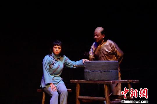 湖北省歌剧舞剧院院长卢向荣(右)饰演“彭霸天” 主办方供图