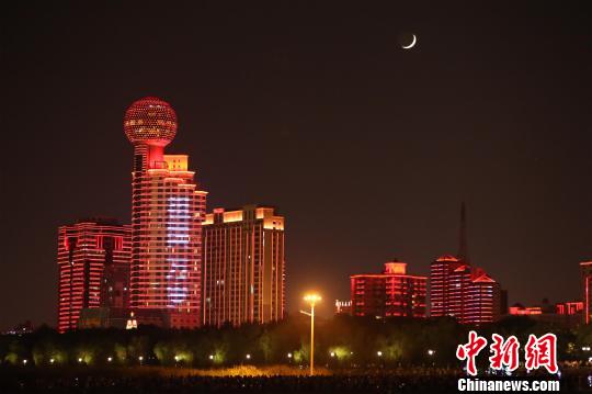 长江灯光秀让市民和游客沉浸在浓浓的国庆氛围中 张畅 摄