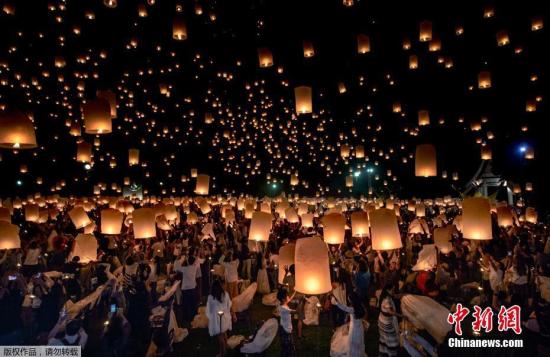 在“万人天灯”环节，游客和当地居民们一起扬起手中的孔明灯，千万个灯盏同时飘向天空，画面非常梦幻。泰国旅游局也将“万人天灯”列为泰国七大奇迹之一。