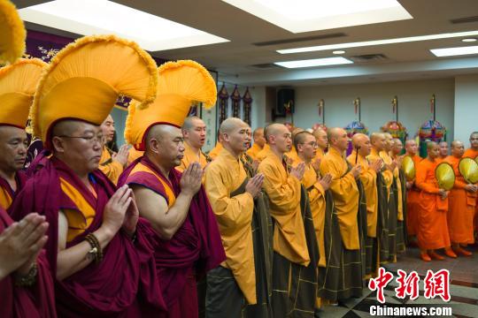 图为僧侣表演“祈福”中国佛教梵呗音乐会片段。　廖攀 摄
