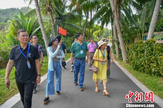 海外华文媒体代表考察博鳌镇沙美村。　骆云飞 摄