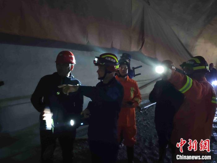 云南凤庆一公路隧道坍塌致13人被困 