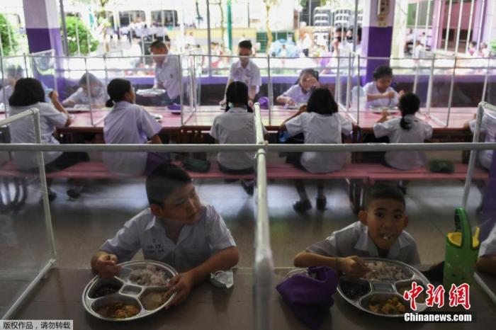 当地时间2020年7月1日，泰国曼谷，全国学校恢复上课，学生隔离用餐。