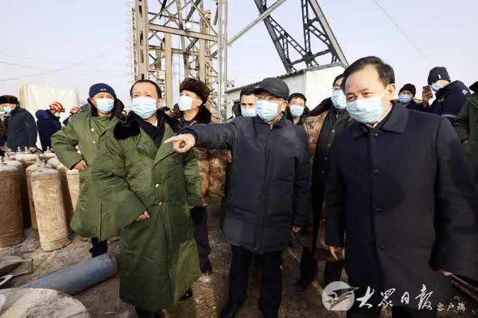 从北京请假返回山东的省委书记、省长，双双再赴金矿事故现场