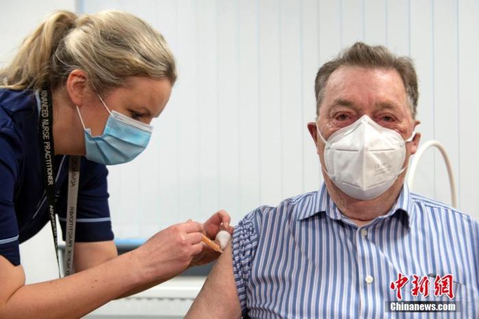 1月4日，在英国苏格兰邓迪的洛基健康中心，护士为一名82岁的老人注射新冠疫苗。面临新变种病毒威胁，苏格兰和威尔士也做出了类似防控决定。