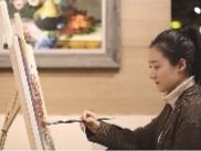 大学学习油画专业的张凯溪，毕业后选择了创业，通过开办画室积累了创业经验，如今她经营着自己的画廊。 辽沈晚报记者 王迪 摄