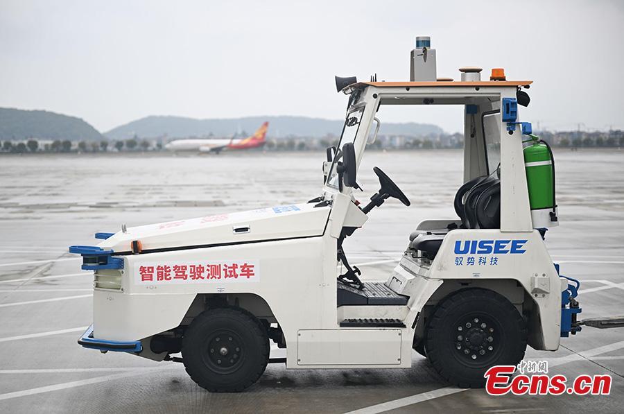 Self-driving cargo tractors complete road test at Hangzhou airport