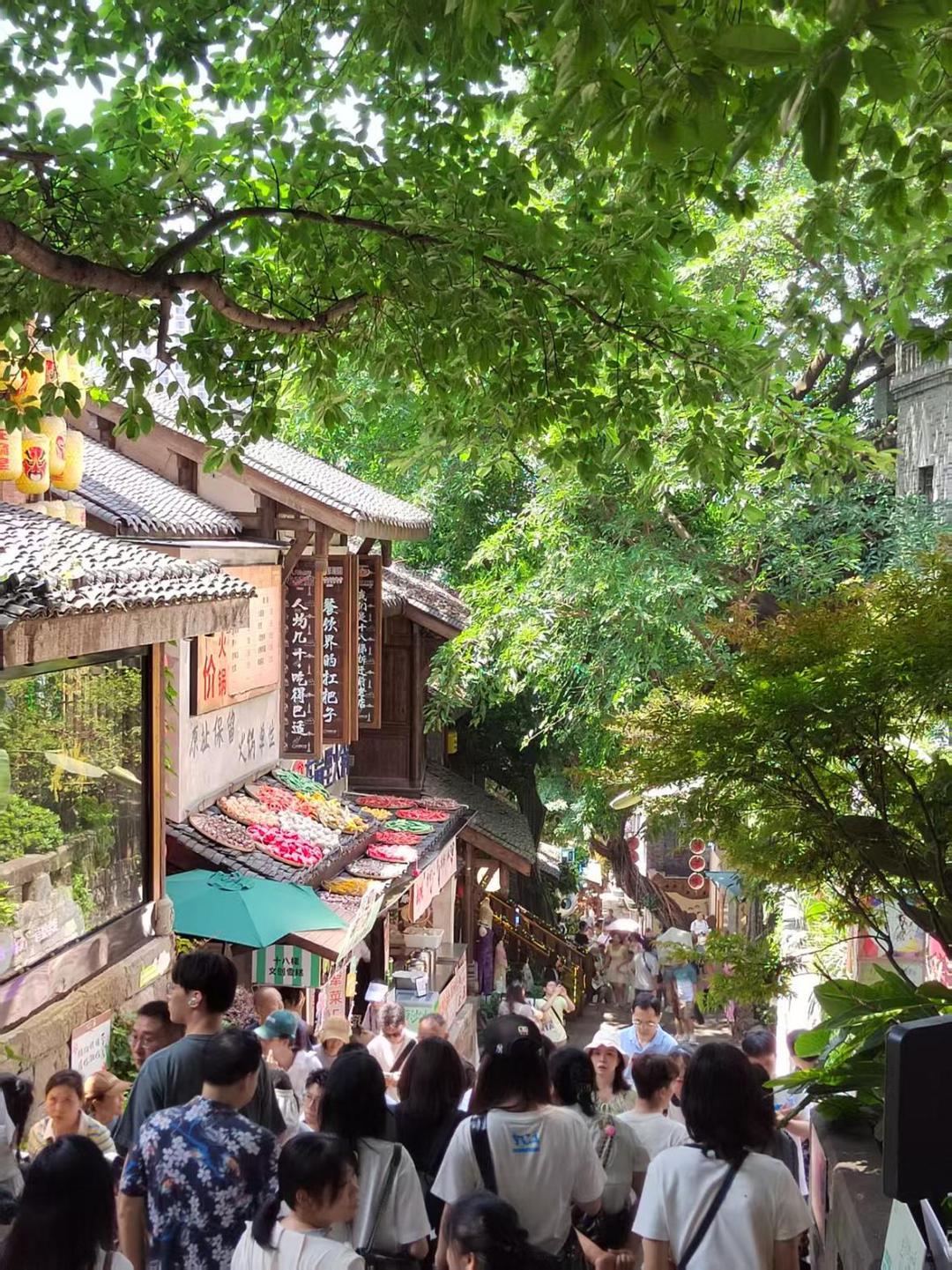 “一带一路” 记者驿站——2025范长江行动重庆行抵渝 港渝学子以脚步丈量双城印记