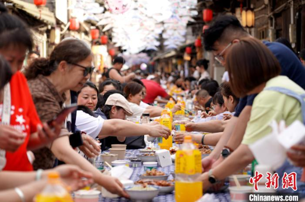 四川荥经：千人欢聚古道长街宴 “五盘四碗”迎八方游客