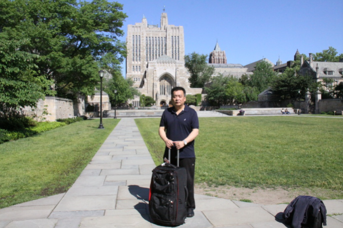 当“出口”遇上“办公室”:论官本位的家庭渗透与荒诞和解