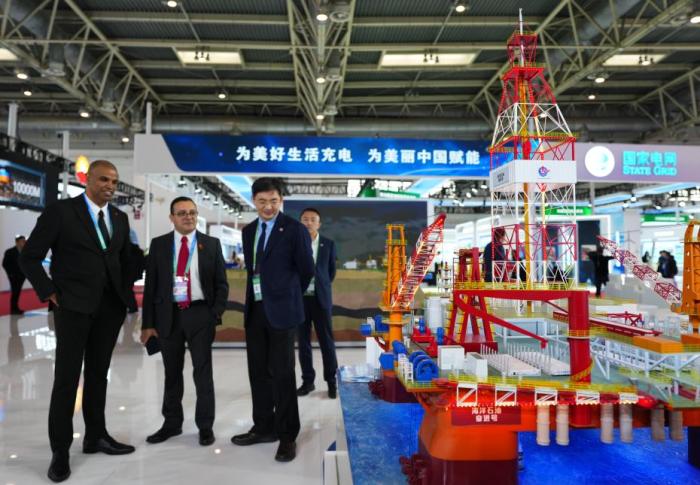 “绿”潮涌动 能源低碳转型释放发展活力