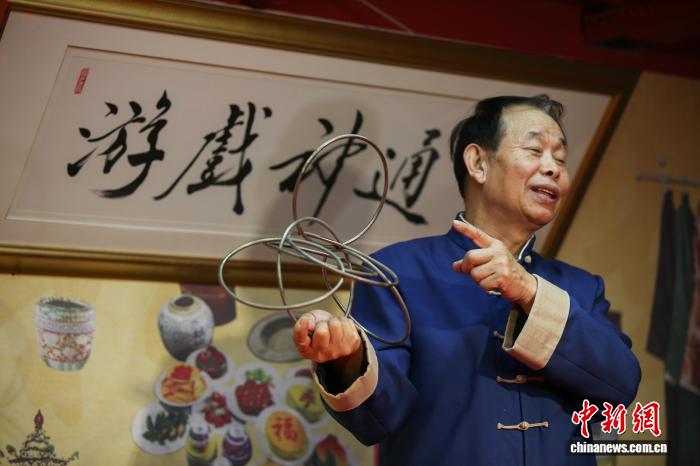 戏法：红绸掀瑞彩 杯碗生乾坤