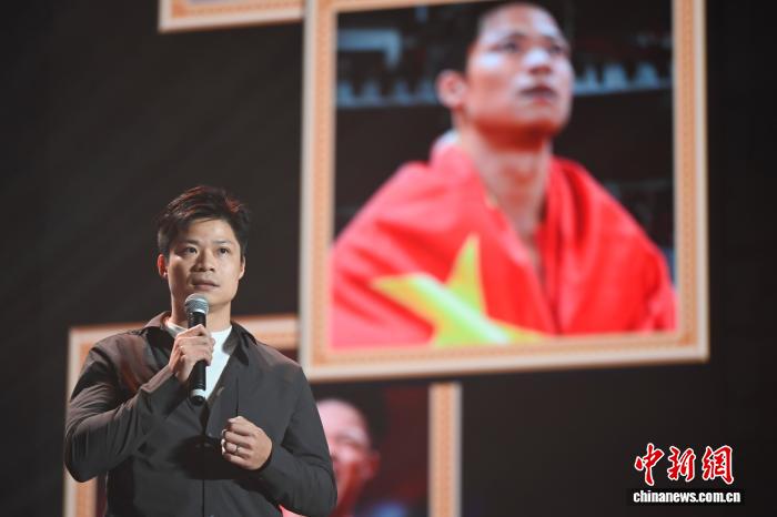 暨南大学为苏炳添举行退役仪式 双方互赠纪念品